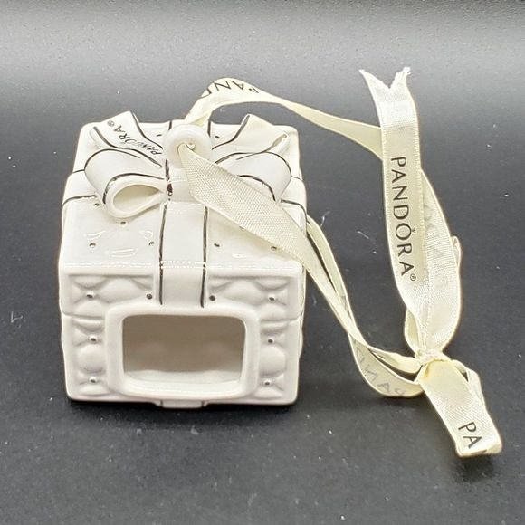 Pandora 2016 Porcelain White Silver Quilted Christmas Present Ornament - Picture 8 of 15